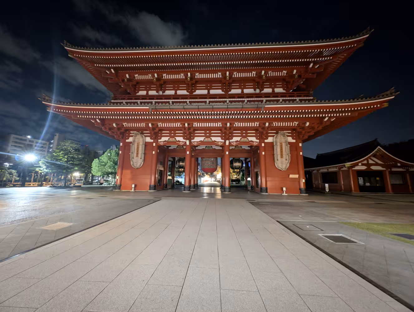 The fully deserted entrance building of Senso-Ji at night