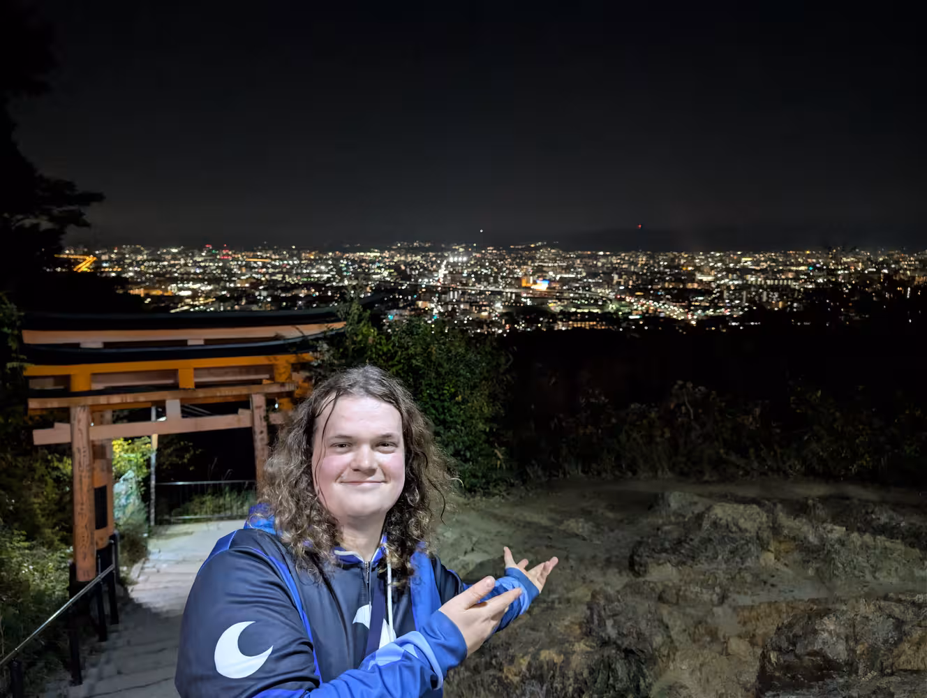 Senna in the same spot, taking a stance like a presenter in a documentary.